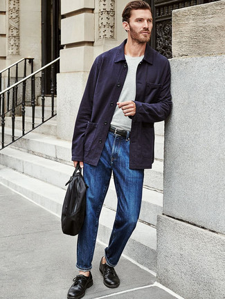 Какие джинсы носить с темно-синей курткой-рубашкой в 30 лет мужчине в стиле смарт-кэжуал: Собираясь в вечера в кино или кафе с возлюбленной, обрати внимание на сочетание темно-синей куртки-рубашки и джинсов. Любители свежих идей могут завершить образ черными кожаными туфлями дерби, тем самым добавив в него толику изысканности.