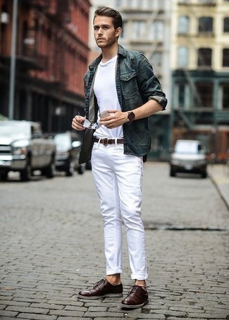 Модный лук: темно-зеленая куртка-рубашка, белая футболка с круглым вырезом, белые джинсы, темно-коричневые кожаные туфли дерби