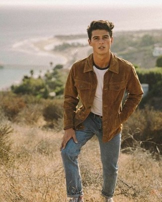 Модный мужской лук: коричневая вельветовая куртка-рубашка, белая футболка с круглым вырезом, голубые джинсы, белые высокие кеды из плотной ткани