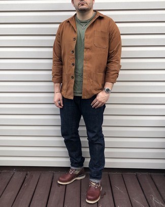 С чем носить темно-коричневые кожаные повседневные ботинки в 30 лет мужчине осень в стиле смарт-кэжуал: Табачная куртка-рубашка в сочетании с темно-синими джинсами поможет выразить твой личный стиль. В паре с этим луком наиболее уместно будут смотреться темно-коричневые кожаные повседневные ботинки. Как по нам, так это превосходная задумка для межсезонного периода, когда погода станет менее благоприятной.