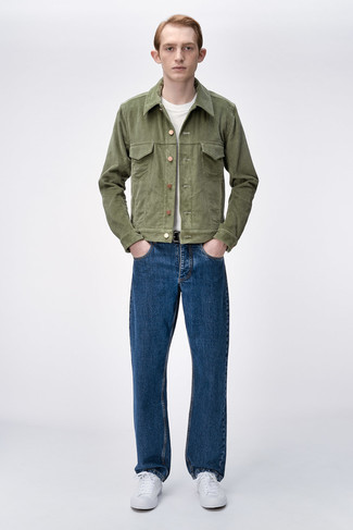 С чем носить темно-синие джинсы в 20 лет мужчине весна: Оливковая вельветовая куртка-рубашка в сочетании с темно-синими джинсами позволит составить стильный мужской образ. Закончи лук белыми низкими кедами из плотной ткани, если не хочешь, чтобы он получился слишком формальным. Когда холодная пора уходит и сменяется в межсезонье, мы стремимся выглядеть свежо и привлекательно для противоположного пола. Подобное сочетание определенно в этом поможет.