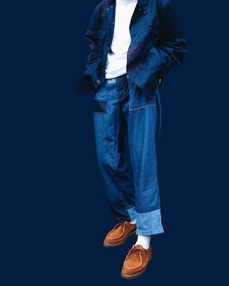 Какие куртки-рубашки носить с синими джинсами в 30 лет мужчине: Сочетание куртки-рубашки и синих джинсов в мужском ансамбле поможет создать ощущение "элегантной свободы". Пара коричневых замшевых ботинок дезертов позволит сделать образ более законченным.