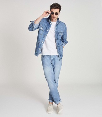 С чем носить темно-синюю джинсовую куртку-рубашку мужчине весна: Темно-синяя джинсовая куртка-рубашка и голубые джинсы — неотъемлемые вещи в арсенале джентльменов с хорошим вкусом в одежде. Тебе нравятся смелые сочетания? Тогда закончи свой лук серыми низкими кедами из плотной ткани. Когда наступает весна, всегда хочется одеваться с иголочки и выглядеть выше всяких похвал, обращая на себя внимание прекрасного пола. Подобный лук уж точно в этом поможет.
