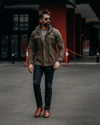 С чем носить коричневые кожаные ботинки челси мужчине: Коричневая куртка-рубашка и темно-синие джинсы — прекрасный лук, если ты ищешь раскованный, но в то же время модный мужской лук. Коричневые кожаные ботинки челси добавят ансамблю стильной строгости.