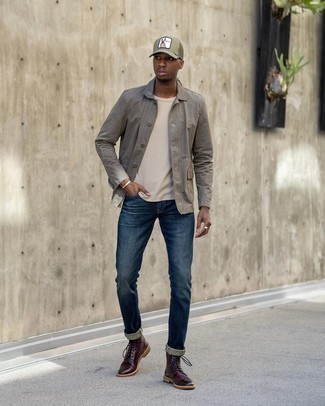 С чем носить красные кожаные ботинки мужчине: Сочетание серой куртки-рубашки и темно-синих джинсов поможет составить стильный мужской лук. Вместе с этим луком органично смотрятся красные кожаные ботинки.