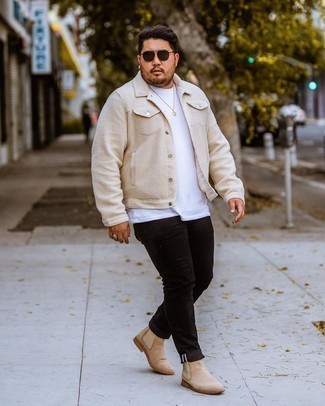 Модный лук: бежевая флисовая куртка-рубашка, белая футболка с круглым вырезом, черные джинсы, бежевые замшевые ботинки челси