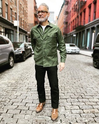 Как носить куртку-рубашку с джинсами за 50 лет мужчине весна: Куртка-рубашка и джинсы — must have составляющие в гардеробе мужчин с чувством стиля. Не прочь сделать лук немного строже? Тогда в качестве дополнения к этому ансамблю, стоит выбрать коричневые кожаные ботинки челси. Такой весенний лук несомненно будет по вкусу самому взыскательному стиляге.