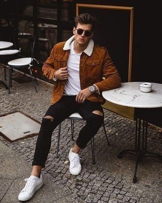 С чем носить коричневую вельветовую куртку-рубашку в 30 лет мужчине весна: Такое простое и комфортное сочетание базовых вещей, как коричневая вельветовая куртка-рубашка и черные рваные зауженные джинсы, придется по душе джентльменам, которые любят проводить дни в постоянном движении. Теперь почему бы не добавить в повседневный лук немного стильной строгости с помощью белых низких кед из плотной ткани? Когда холодная пора сменяется весной, мы сбрасываем тяжелые шубы и толстые пуховики и встает вопрос о том, что носить. Подобный образ поможет найти необходимое вдохновение.