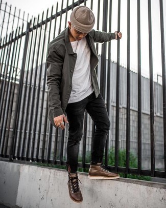 С чем носить коричневые рабочие ботинки в 20 лет мужчине в теплую погоду в спортивном стиле: Если в одежде ты делаешь ставку на комфорт и функциональность, темно-серая куртка-рубашка и черные рваные зауженные джинсы — хороший выбор для расслабленного мужского лука на каждый день. Если ты любишь поэкспериментировать, на ноги можно надеть коричневые рабочие ботинки.