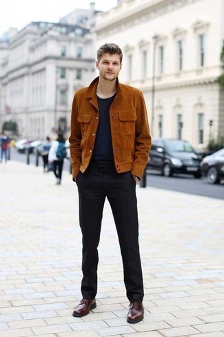 Какие куртки-рубашки носить с черными классическими брюками мужчине осень: Несмотря на то, что это весьма сдержанный лук, дуэт куртки-рубашки и черных классических брюк является неизменным выбором современных джентльменов, неизменно покоряя при этом сердца дам. Что до обуви, темно-красные кожаные туфли дерби — самый выигрышный вариант. Нам кажется, это замечательный выбор на тот период, когда столбик термометра опускается все ниже.