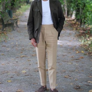 Как носить оливковую куртку-рубашку с бежевыми классическими брюками мужчине: Оливковая куртка-рубашка и бежевые классические брюки — замечательный пример элегантного стиля в одежде. Весьма подходяще здесь будут выглядеть темно-коричневые замшевые лоферы.