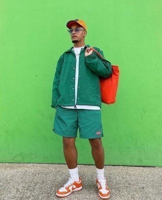 Как носить зеленую куртку-рубашку с оранжевыми кожаными низкими кедами мужчине: Зеленая куртка-рубашка и зеленые спортивные шорты — прекрасный образ, если ты хочешь создать расслабленный, но в то же время модный мужской образ. В паре с этим луком наиболее гармонично смотрятся оранжевые кожаные низкие кеды.
