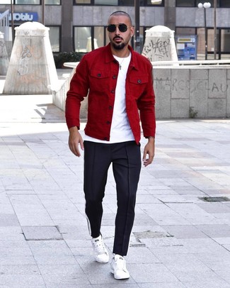 Модный лук: красная куртка-рубашка, белая футболка с круглым вырезом, темно-синие спортивные штаны, белые кожаные низкие кеды