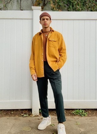 С чем носить зелено-желтую куртку-рубашку мужчине: Зелено-желтая куртка-рубашка и темно-зеленые спортивные штаны — идеальный выбор, если ты ищешь расслабленный, но в то же время стильный мужской образ. Что же до обуви, белые кожаные низкие кеды — наиболее целесообразный вариант.