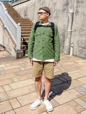 С чем носить зеленую куртку-рубашку мужчине лето: Зеленая куртка-рубашка и светло-коричневые шорты — необходимые элементы стильного мужского гардероба. Почему бы не привнести в этот ансамбль толику легкой небрежности с помощью белых кроссовок? В жаркую погоду в таком сочетании ты сможешь спастись от изнурительной жары.