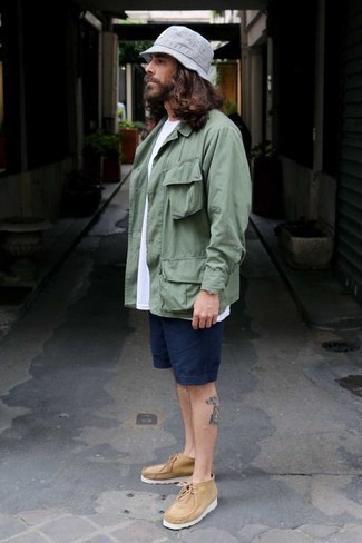 С чем носить зеленую куртку-рубашку мужчине лето: Зеленая куртка-рубашка и темно-синие шорты — необходимые вещи в арсенале мужчин с чувством стиля. Весьма выигрышно здесь будут выглядеть светло-коричневые ботинки дезерты из плотной ткани. Подобное сочетание одежды уж точно поможет пережить мучительный летний зной.