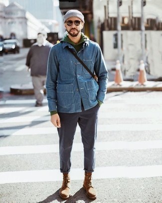 С чем носить темно-серую шапку мужчине: Если ты наметил себе насыщенный день, сочетание синей джинсовой куртки-рубашки и темно-серой шапки поможет создать функциональный лук в расслабленном стиле. Любители экспериментов могут дополнить образ светло-коричневыми замшевыми повседневными ботинками, тем самым добавив в него толику изысканности.