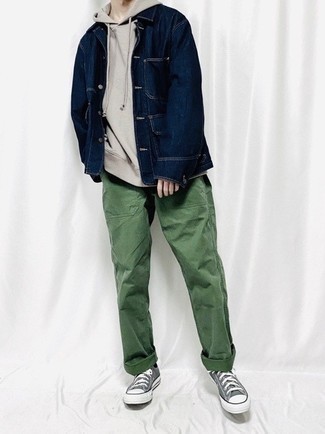 Модный лук: темно-синяя джинсовая куртка-рубашка, бежевый худи, темно-зеленые брюки чинос, серые низкие кеды из плотной ткани
