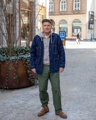Как носить серый худи с темно-синей джинсовой курткой-рубашкой за 50 лет мужчине в теплую погоду: Окружающие по достоинству оценят твое чувство стиля, если увидят тебя в темно-синей джинсовой куртке-рубашке и сером худи. Любители экспериментировать могут завершить лук коричневыми замшевыми повседневными ботинками, тем самым добавив в него чуточку строгости.