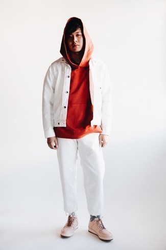 Модный лук: белая куртка-рубашка, оранжевый худи, белые джинсы, бежевые кожаные низкие кеды