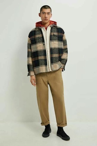 Модный лук: разноцветная фланелевая куртка-рубашка в шотландскую клетку, оранжевый худи, белая рубашка с коротким рукавом, светло-коричневые брюки чинос