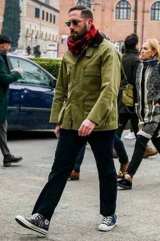 С чем носить темно-красный шарф в клетку мужчине: Если день обещает быть насыщенным, сочетание оливковой куртки с воротником и на пуговицах и темно-красного шарфа в клетку позволит составить практичный образ в повседневном стиле. Если тебе нравится применять в своих луках разные стили, на ноги можно надеть темно-синие высокие кеды из плотной ткани в шотландскую клетку.
