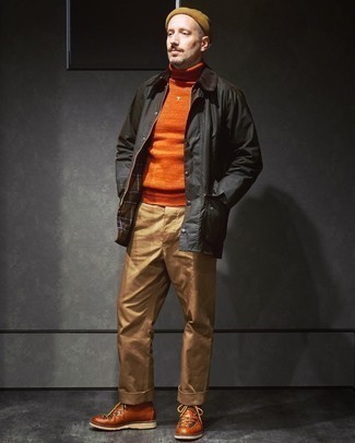 С чем носить оранжевый свитер мужчине в прохладную погоду: Дуэт оранжевого свитера и светло-коричневых брюк чинос поможет составить нескучный мужской образ в стиле casual. Пара табачных кожаных рабочих ботинок великолепно подходит к остальным элементам ансамбля.