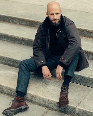 Какие куртки с воротником и на пуговицах носить с серыми классическими брюками в 30 лет в теплую погоду в стиле смарт-кэжуал: Куртка с воротником и на пуговицах смотрится отлично в сочетании с серыми классическими брюками. Ты можешь легко приспособить такой лук к повседневным делам, закончив его темно-коричневыми замшевыми повседневными ботинками.