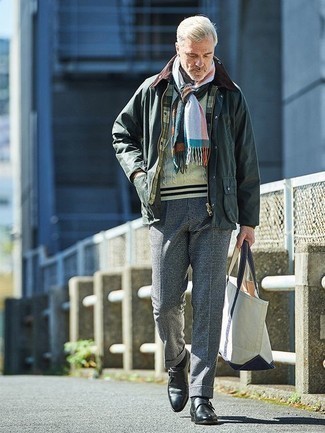 С чем носить бежевый вязаный свитер за 50 лет мужчине в теплую погоду: Сочетание бежевого вязаного свитера и темно-синих классических брюк в клетку — необыденный образ для парней, работающих в офисе. Хочешь сделать образ немного строже? Тогда в качестве дополнения к этому луку, стоит обратить внимание на черные кожаные монки.