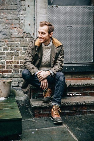 С чем носить темно-коричневый кожаный зимние ботинки в 30 лет мужчине в стиле кэжуал: Комбо из оливковой куртки с воротником и на пуговицах и темно-синих джинсов — хороший вариант для воплощения мужского лука в стиле смарт-кэжуал. Если сочетание несочетаемого привлекает тебя не меньше, чем безвременная классика, заверши этот лук темно-коричневым кожаным зимними ботинками.