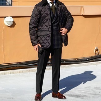 С чем носить темно-синий пиджак в шотландскую клетку мужчине в теплую погоду в деловом стиле: Сочетание темно-синего пиджака в шотландскую клетку и черных классических брюк поможет воссоздать элегантный мужской стиль. Что же до обуви, коричневые кожаные лоферы с кисточками — самый уместный вариант.