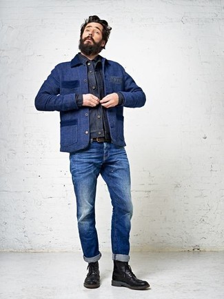 Модный лук: темно-синяя куртка с воротником и на пуговицах, темно-синяя джинсовая куртка, синие джинсы, черные кожаные ботинки броги