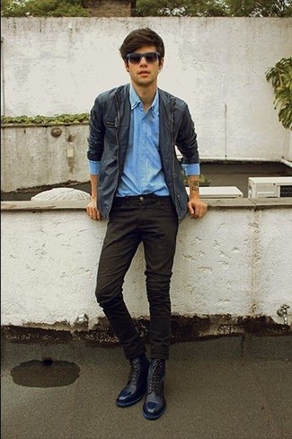 С чем носить голубую джинсовую рубашку в 20 лет мужчине: Голубая джинсовая рубашка и черные брюки чинос прочно обосновались в гардеробе многих джентльменов, позволяя составлять неприевшиеся и комфортные ансамбли. Теперь почему бы не добавить в повседневный лук чуточку стильной строгости с помощью темно-синих кожаных повседневных ботинок?