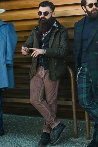 С чем носить темно-зеленый браслет в 30 лет мужчине в прохладную погоду: Если в одежде ты ценишь комфорт и функциональность, темно-зеленая куртка с воротником и на пуговицах и темно-зеленый браслет — превосходный выбор для расслабленного повседневного мужского лука. Хочешь добавить сюда немного строгости? Тогда в качестве обуви к этому луку, выбери черные кожаные повседневные ботинки.