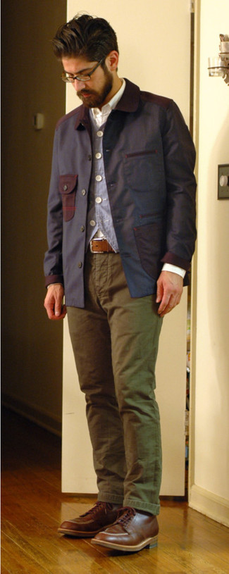 Как носить темно-синюю куртку с воротником и на пуговицах с темно-коричневыми кожаными повседневными ботинками в прохладную погоду: Сочетание темно-синей куртки с воротником и на пуговицах и оливковых брюк чинос — превосходная идея для создания мужского лука в стиле смарт-кэжуал. Любители модных экспериментов могут завершить ансамбль темно-коричневыми кожаными повседневными ботинками, тем самым добавив в него толику строгости.