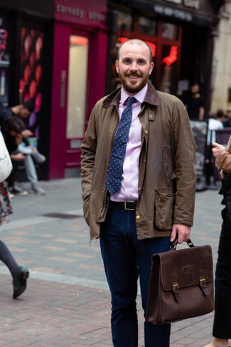 Модный лук: коричневая куртка с воротником и на пуговицах, розовая классическая рубашка, темно-синие брюки чинос, темно-коричневый кожаный портфель