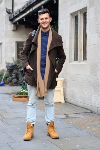 Какие джинсы носить с коричневой курткой с воротником и на пуговицах: Тандем коричневой куртки с воротником и на пуговицах и джинсов поможет создать незаезженный мужской лук в непринужденном стиле. Такой образ несложно адаптировать к повседневным делам, если надеть в паре с ним светло-коричневые замшевые рабочие ботинки.