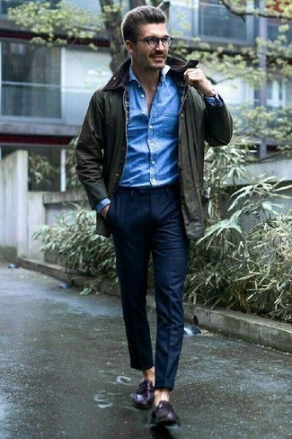 Какие классические брюки носить с темно-пурпурными лоферами в 30 лет мужчине: Несмотря на то, что этот лук кажется довольно-таки выдержанным, образ из темно-зеленой куртки с воротником и на пуговицах и классических брюк неизменно нравится джентльменам, неизменно пленяя при этом сердца барышень. Что касается обуви, темно-пурпурные лоферы — самый подходящий вариант.
