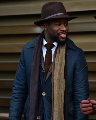Модный лук: темно-синяя куртка с воротником и на пуговицах, белая классическая рубашка, темно-коричневая шерстяная шляпа, темно-коричневый вязаный галстук