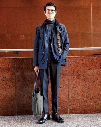 Как носить темно-синий пиджак с черными кожаными туфлями дерби: Темно-синий пиджак в сочетании с темно-серыми классическими брюками — образец строгого делового стиля. Вкупе с этим луком органично будут выглядеть черные кожаные туфли дерби.