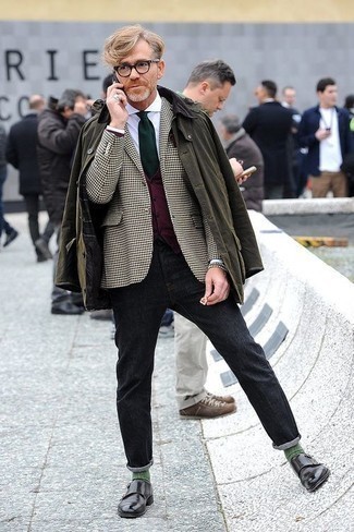 С чем носить бежевый пиджак за 40 лет мужчине осень в стиле смарт-кэжуал: Комбо из бежевого пиджака и темно-серых джинсов продолжает импонировать парням, которые любят одеваться модно. Если тебе нравится соединять в своих луках разные стили, на ноги можно надеть черные кожаные монки с двумя ремешками. Разве это не суперский выбор в ласковый осенний денек?