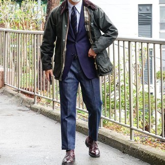 С чем носить темно-синие классические брюки мужчине: Темно-зеленая куртка с воротником и на пуговицах в паре с темно-синими классическими брюками позволит создать стильный и привлекательный образ. Если сочетание несочетаемого привлекает тебя не меньше, чем проверенная классика, закончи этот наряд темно-красными кожаными повседневными ботинками.