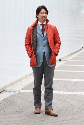 С чем носить красную куртку с воротником и на пуговицах: Сочетание красной куртки с воротником и на пуговицах и серых классических брюк позволит создать стильный и изысканный лук. В тандеме с этим образом наиболее выгодно выглядят коричневые кожаные монки.