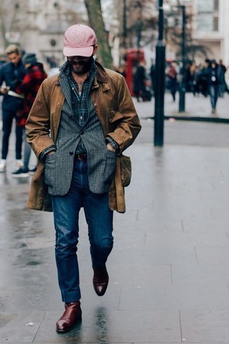 С чем носить темно-синий пиджак с узором "гусиные лапки" мужчине в прохладную погоду: Темно-синий пиджак с узором "гусиные лапки" и темно-синие джинсы стильно впишутся в мужской ансамбль в повседневном стиле. И почему бы не привнести в повседневный образ чуточку изысканности с помощью темно-красных кожаных ботинок челси?