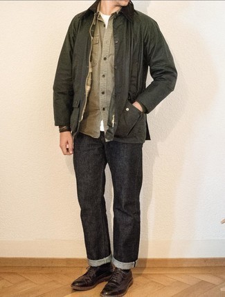 С чем носить темно-зеленую куртку с воротником и на пуговицах в 30 лет осень в стиле смарт-кэжуал: Тандем темно-зеленой куртки с воротником и на пуговицах и темно-серых джинсов позволит создать незаезженный мужской образ в расслабленном стиле. Любители свежих идей могут завершить образ темно-коричневыми кожаными брогами, тем самым добавив в него немного изысканности. Когда ты одет по моде, справиться с осенним авитаминозом намного легче.