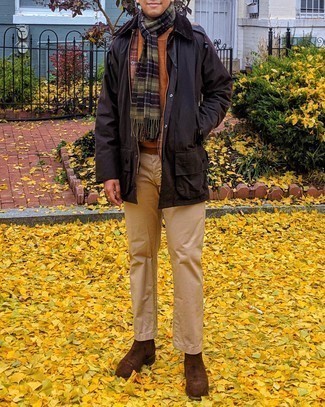 С чем носить оранжевый свитер с круглым вырезом мужчине осень: Оранжевый свитер с круглым вырезом и светло-коричневые брюки чинос — неотъемлемые вещи в гардеробе мужчин с чувством стиля. Дополнив ансамбль темно-коричневыми замшевыми ботинками челси, можно привнести в него немного привлекательного консерватизма. Сунуться на улицу в пасмурный осенний день в таком луке будет несомненно приятнее.