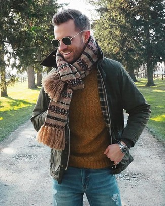 С чем носить коричневый свитер с круглым вырезом в 30 лет мужчине: Если этот день тебе предстоит провести в движении, сочетание коричневого свитера с круглым вырезом и синих рваных джинсов поможет составить функциональный лук в расслабленном стиле.