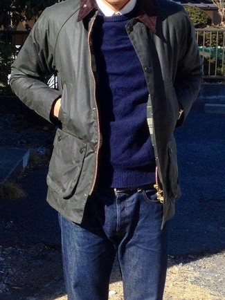 Модный лук: черная куртка с воротником и на пуговицах, темно-синий свитер с круглым вырезом, белая классическая рубашка, темно-синие джинсы
