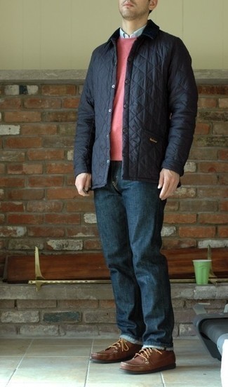 С чем носить розовый свитер с круглым вырезом в 30 лет мужчине в прохладную погоду: Можно с уверенностю сказать, что розовый свитер с круглым вырезом выглядит прекрасно в сочетании с темно-синими джинсами. Хочешь сделать лук немного строже? Тогда в качестве обуви к этому образу, обрати внимание на коричневые кожаные повседневные ботинки.