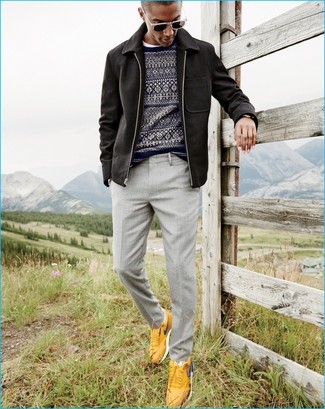 С чем носить темно-серые классические брюки в 20 лет мужчине осень: Сочетание черной куртки с воротником и на пуговицах и темно-серых классических брюк позволит создать стильный и привлекательный образ. Поклонники смелых сочетаний могут дополнить образ желтыми кроссовками. С таким сочетанием в своем гардеробе, ты всегда будешь выглядеть превосходно, несмотря на портящуюся погоду.